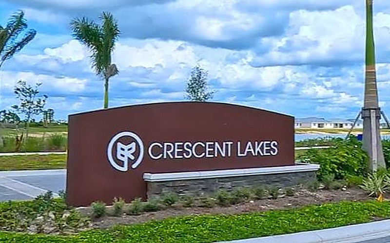 Crescent Lakes entrance sign
